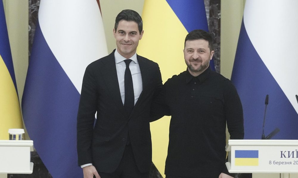 El presidente ucraniano Volodímir Zelenski (R) y el primer ministro holandés Rob Jetten (L) celebran una conferencia de prensa conjunta tras su reunión en el Palacio Mariinsky, la residencia oficial del presidente de Ucrania, en Kiev, Ucrania, 08 de marzo de 2026. El primer ministro holandés, en su primera visita oficial a Ucrania desde que asumió el cargo el pasado febrero, llegó a Kiev para reunirse con altos funcionarios ucranianos en medio de la invasión rusa en curso. (Países Bajos; Holanda, Ucrania, Kiev) EFE/EPA/ANDREW KRAVCHENKO