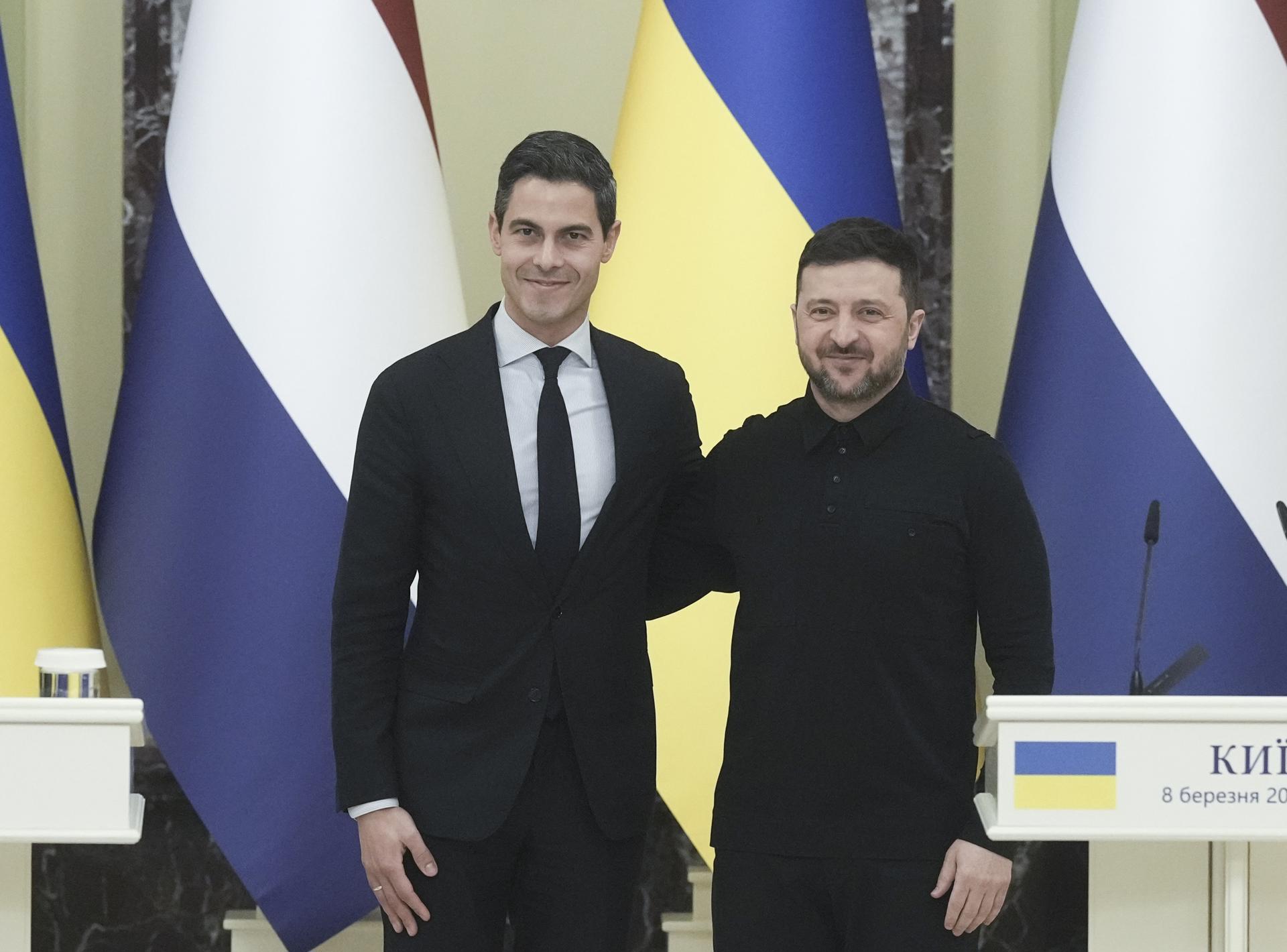 El presidente ucraniano Volodímir Zelenski (R) y el primer ministro holandés Rob Jetten (L) celebran una conferencia de prensa conjunta tras su reunión en el Palacio Mariinsky, la residencia oficial del presidente de Ucrania, en Kiev, Ucrania, 08 de marzo de 2026. El primer ministro holandés, en su primera visita oficial a Ucrania desde que asumió el cargo el pasado febrero, llegó a Kiev para reunirse con altos funcionarios ucranianos en medio de la invasión rusa en curso. (Países Bajos; Holanda, Ucrania, Kiev) EFE/EPA/ANDREW KRAVCHENKO