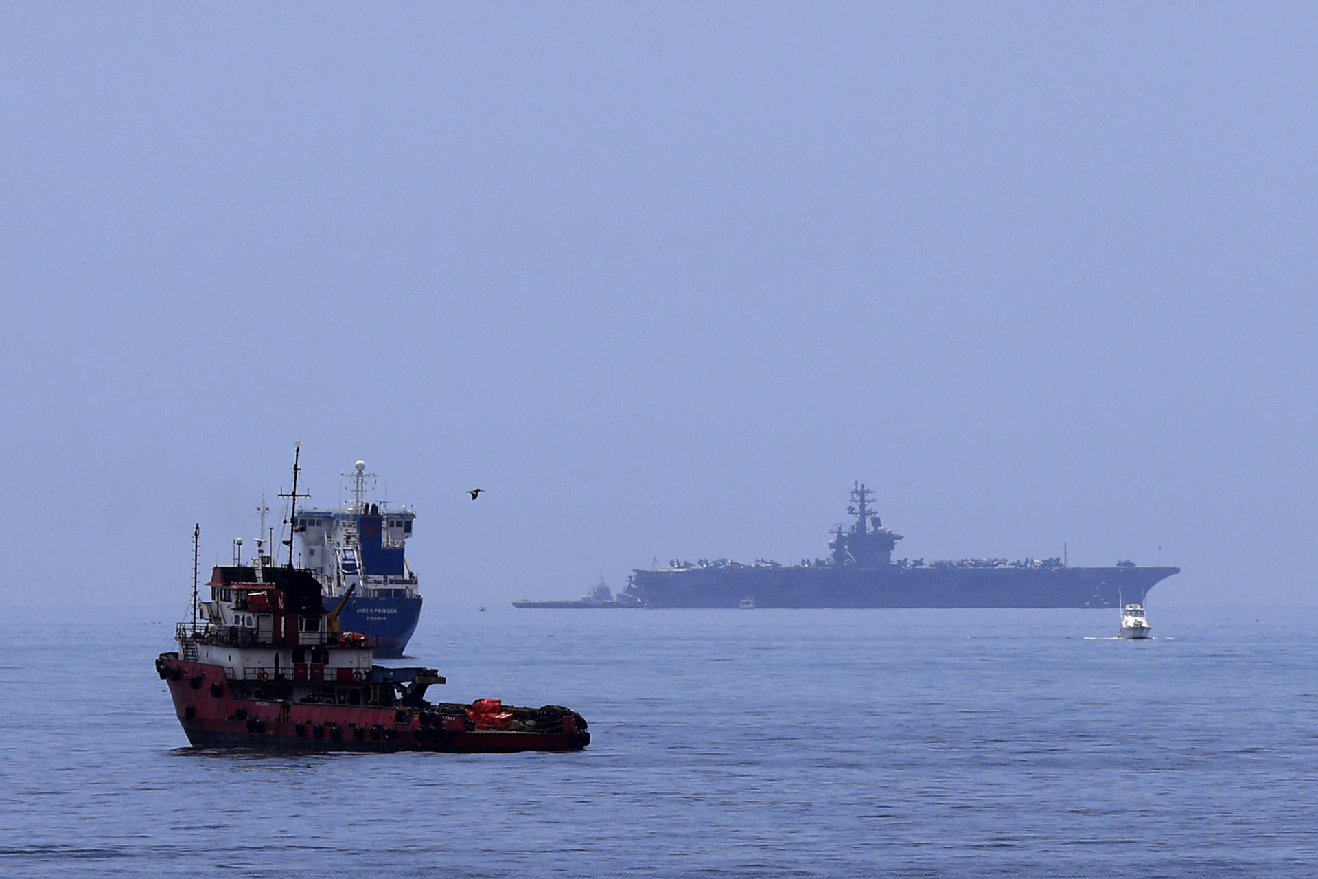 Fotografía del portaviones de Estados Unidos USS Nimitz a su llegada este domingo a Ciudad de Panamá (Panamá). EFE/ Bienvenido Velasco