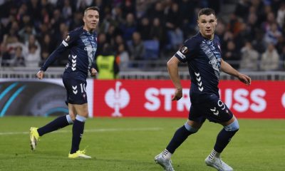 Ferran Jutgla (R) marca el segundo tanto del Celta, ante la atenta mirada de Iago Aspas, ante el Lyon en la vuelta de octavos de final de la Liga Europa. EFE/EPA/GUILLAUME HORCAJUELO