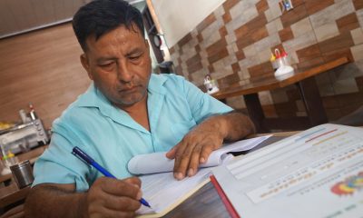 El abogado Juan Arratia firma un documento en Santa Cruz, Bolivia, el 27 de marzo de 2026. EFE/ Juan Pablo Roca