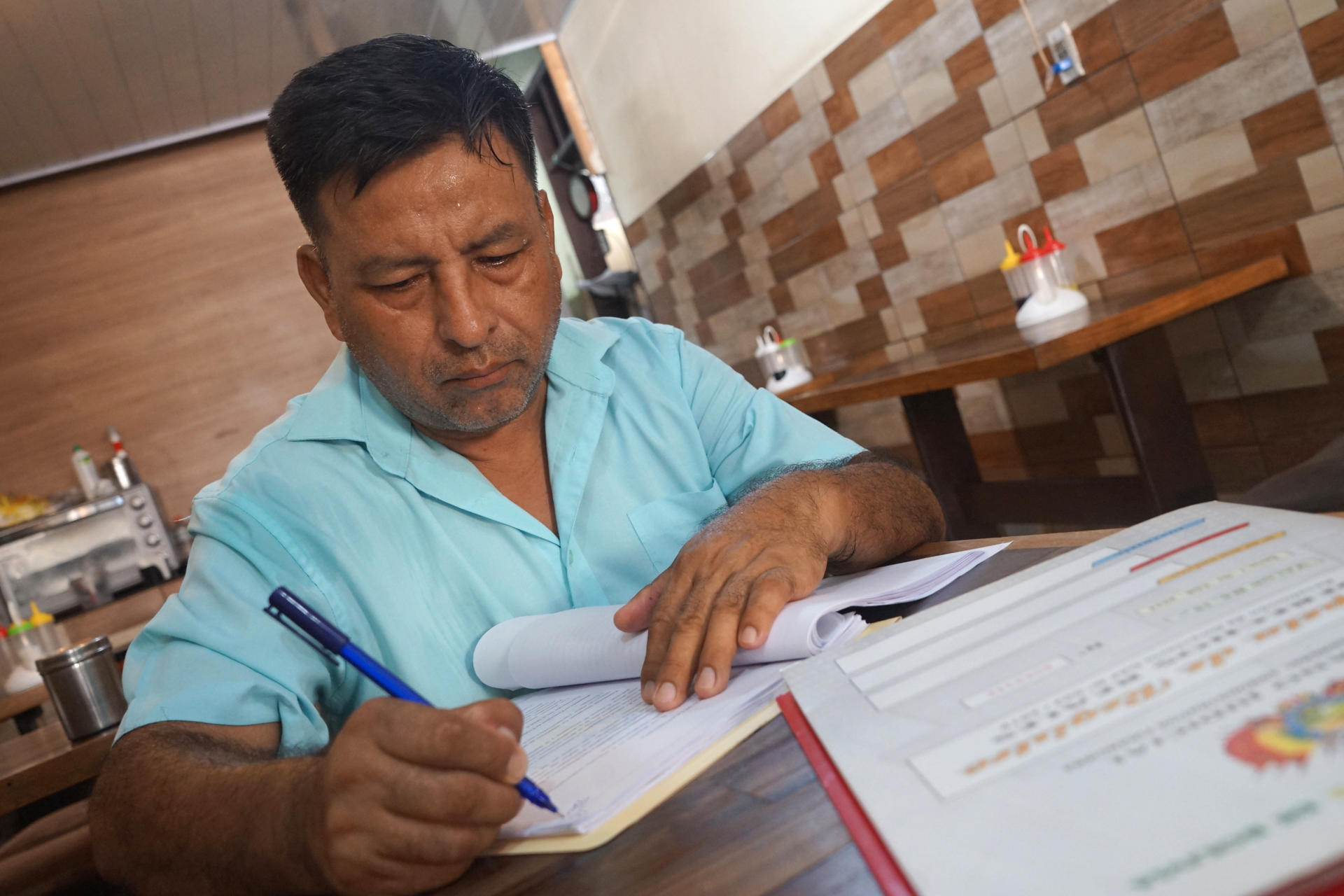 El abogado Juan Arratia firma un documento en Santa Cruz, Bolivia, el 27 de marzo de 2026. EFE/ Juan Pablo Roca