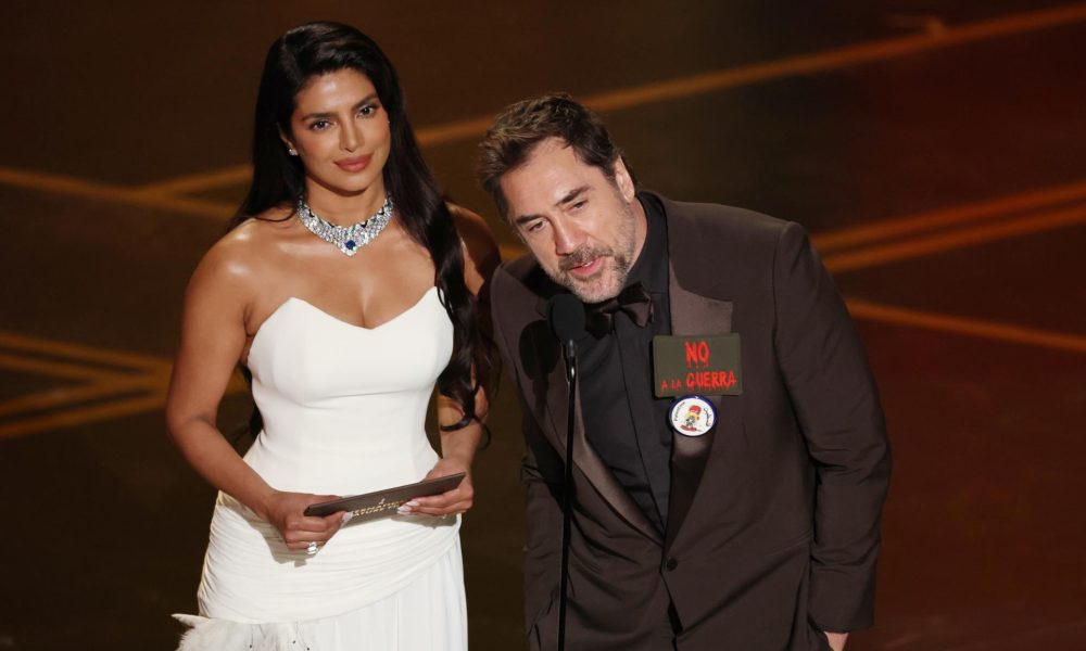 Priyanka Chopra Jonas (izquierda) y Javier Bardem presentan el Oscar a la Mejor Película Internacional durante la 98.ª ceremonia anual de los Premios Óscar en el Dolby Theatre de Los Ángeles, California, EE. UU., el 15 de marzo de 2026. EFE/CHRIS TORRES