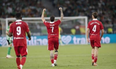 El delantero del Sevilla Isaac Romero (c) celebra tras marcar el 2-2, en el estadio de La Cartuja. EFE/Jose Manuel Vidal