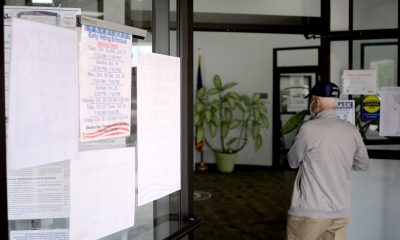Una persona llega para depositar su voto en un centro de votación en Houston, Texas.Imagen de archivo. EFE/Alicia L. Pérez