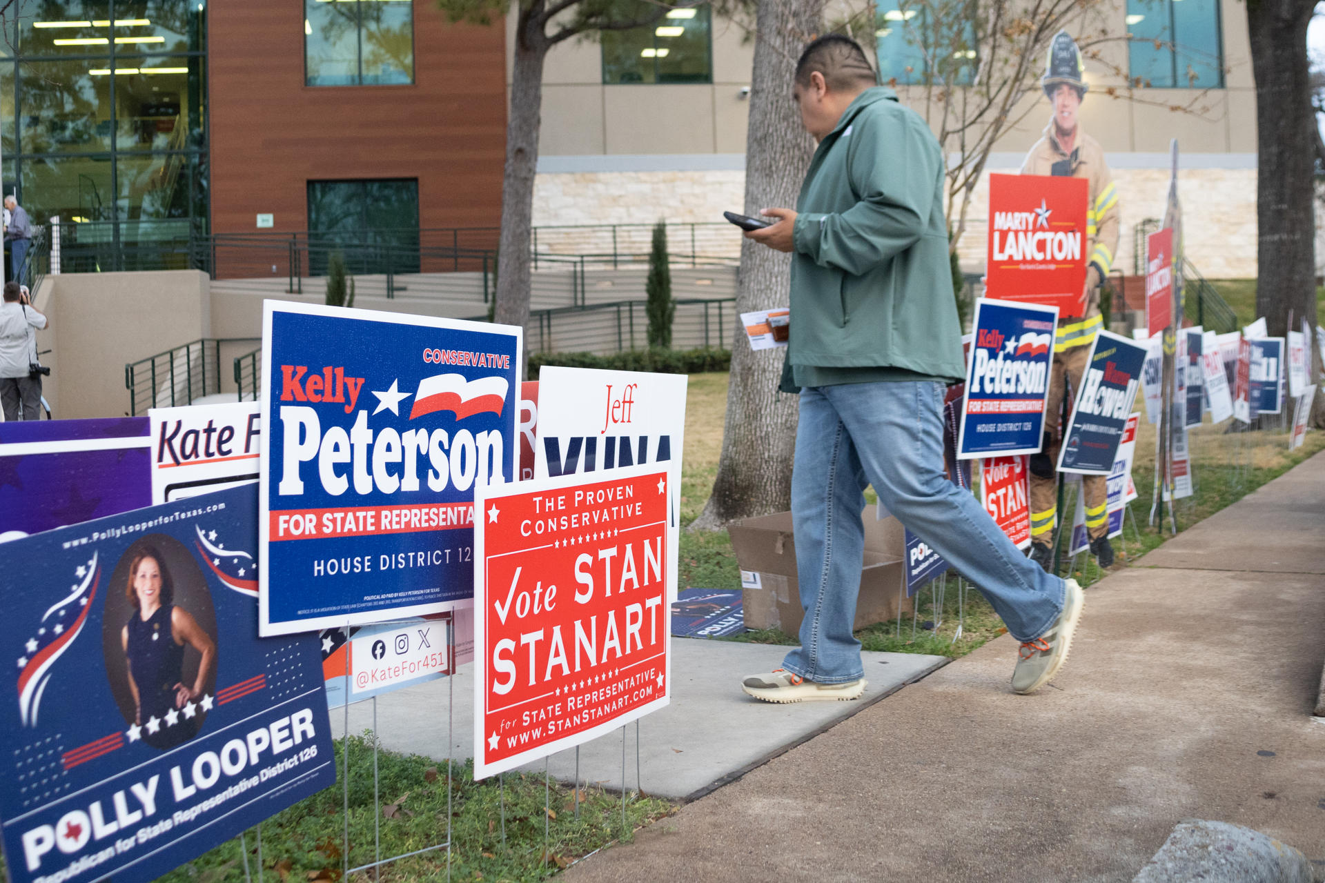 Una persona llega para depositar su voto en un centro de votación en Houston, Texas.Imagen de archivo. EFE/Alicia L. Pérez