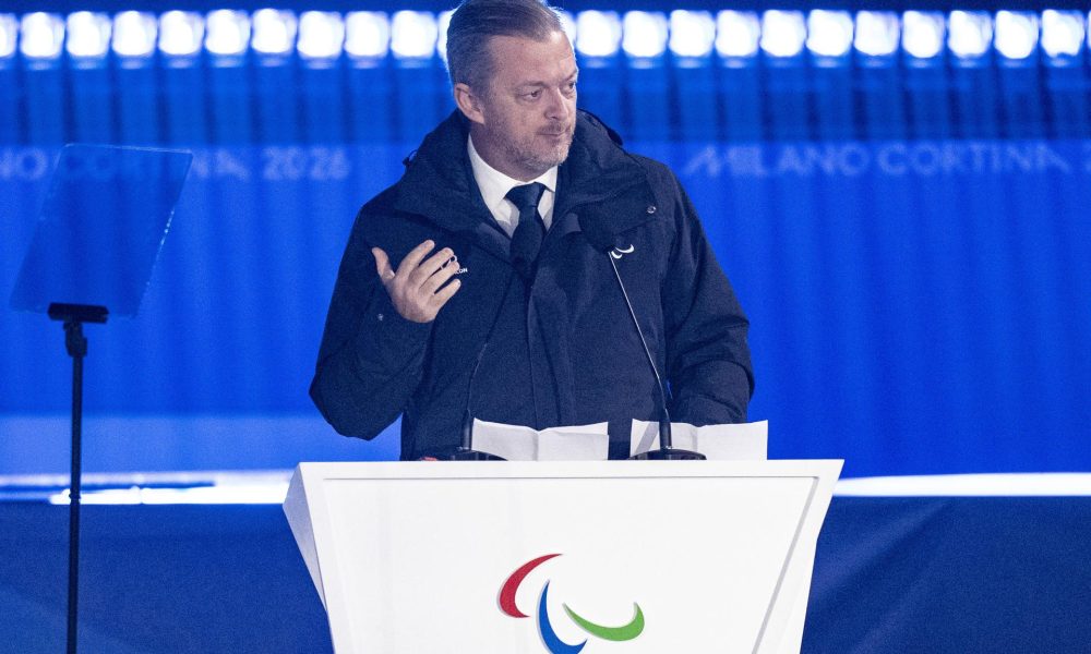 Andrew Parsons, presidente del Comité Paralímpico Internacional, durante la ceremonia de clausura de los Juegos Paralímpicos de Invierno Milano Cortina 2026 en Cortina d'Ampezzo, Italia. EFE/EPA/CLAUDIO THOMA USO EDITORIAL SÓLO