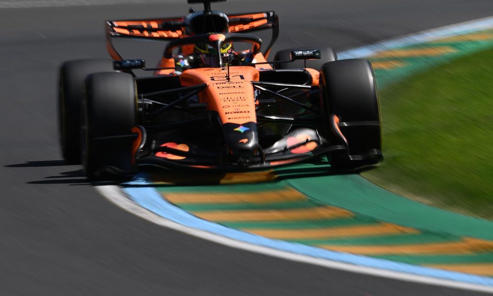 El australiano Oscar Piastri (McLaren), durante los entrenamientos libres del Gran Premio de Fórmula 1 de Australia en el circuito Albert Park en Melbourne. EFE/EPA/JOEL CARRETT