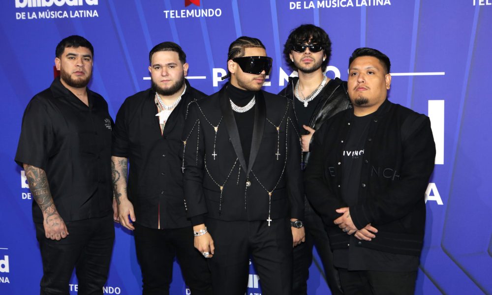 Fotografía de archivo de los integrantes de la banda Fuerza Regida posan en la alfombra azul de los premios Billboard de la Música Latina en el Jackie Gleason Theatre, en Miami Beach (Estados Unidos). EFE/ Marlon Pacheco