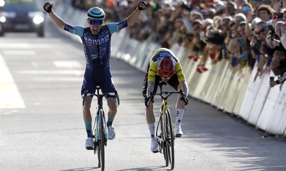 El corredor francés Lenny Martinez (I) y el danés Jonas Vingegaard en la 84 edición de la París Niza tras la disputa de la octava y última etapa. EFE/EPA/SEBASTIEN NOGIER