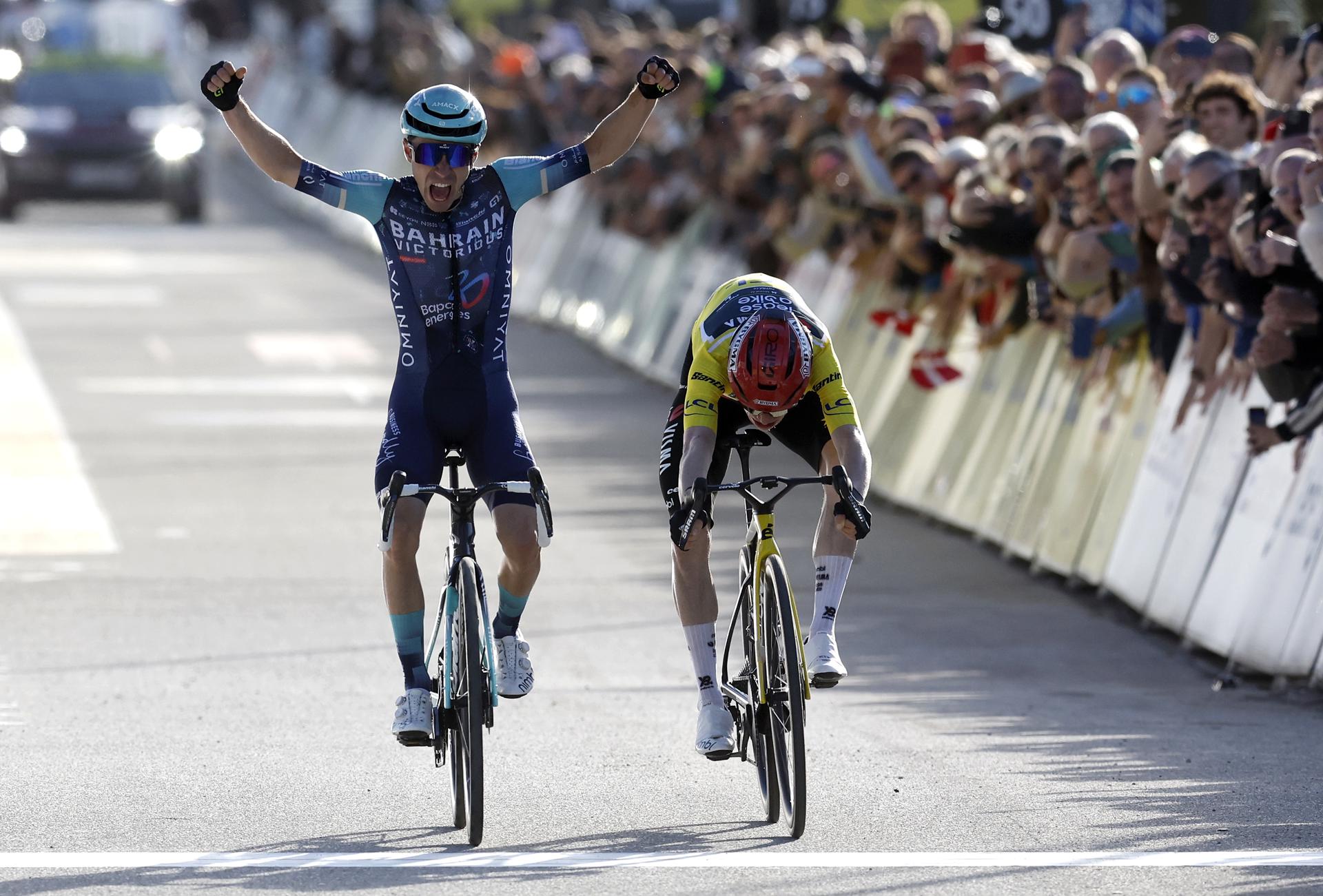 El corredor francés Lenny Martinez (I) y el danés Jonas Vingegaard en la 84 edición de la París Niza tras la disputa de la octava y última etapa. EFE/EPA/SEBASTIEN NOGIER