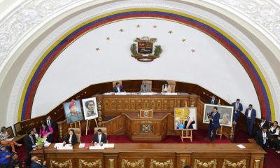 El presidente de la Asamblea Nacional de Venezuela, Jorge Rodríguez (c-arriba); junto al primer vicepresidente, Pedro Infante (i-arriba); y la segunda vicepresidenta, Grecia Colmenares (d-arriba), participan en una sesión este jueves, en Caracas (Venezuela). EFE/ Ronald Peña R