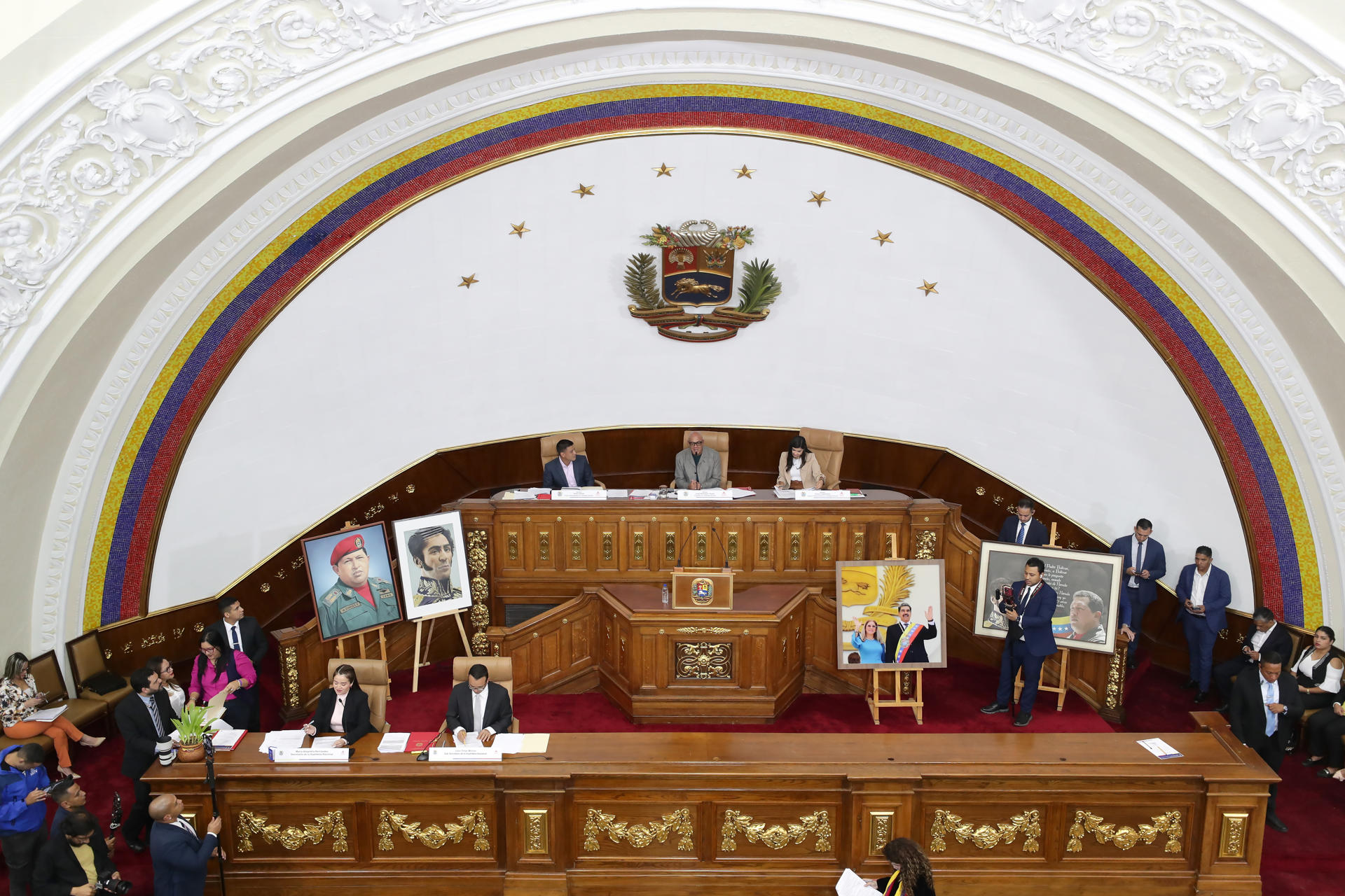El presidente de la Asamblea Nacional de Venezuela, Jorge Rodríguez (c-arriba); junto al primer vicepresidente, Pedro Infante (i-arriba); y la segunda vicepresidenta, Grecia Colmenares (d-arriba), participan en una sesión este jueves, en Caracas (Venezuela). EFE/ Ronald Peña R