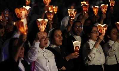 Personas sostienen faroles con la imagen de monseñor Óscar Arnulfo Romero durante una peregrinación este sábado, en conmemoración del 46 aniversario de su asesinato en San Salvador (El Salvador). EFE /Rodrigo Sura