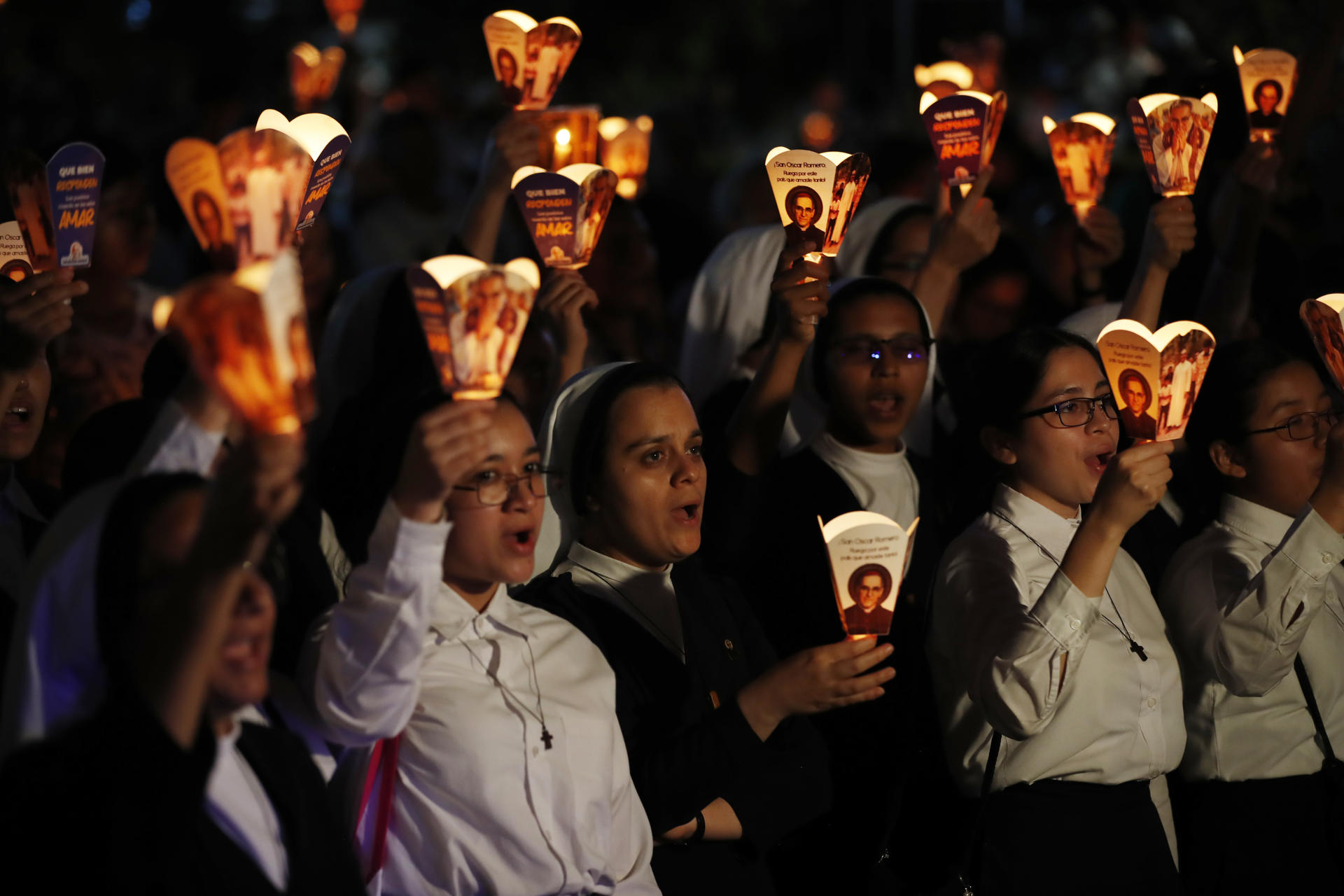Personas sostienen faroles con la imagen de monseñor Óscar Arnulfo Romero durante una peregrinación este sábado, en conmemoración del 46 aniversario de su asesinato en San Salvador (El Salvador). EFE /Rodrigo Sura