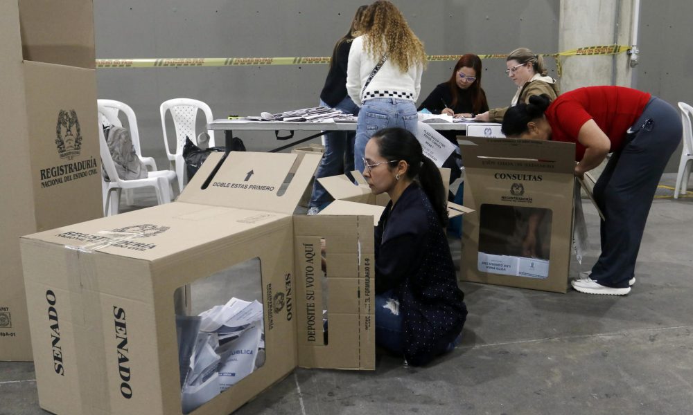Jurados electorales realizan el conteo de votación este domingo, en Medellín (Colombia). EFE/ STR