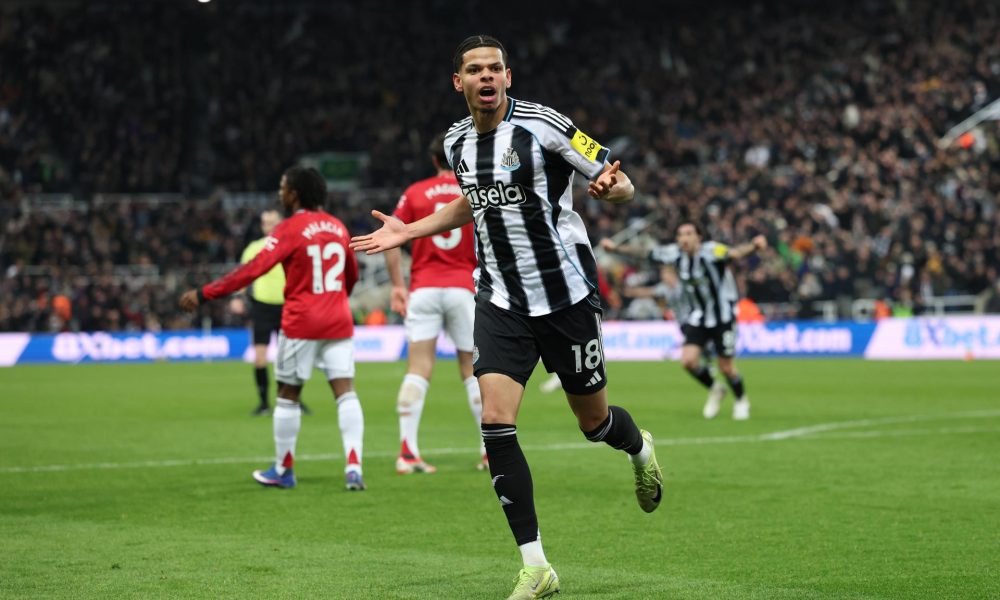 El jugador del Newcastle William Osula celebvra el 2-1 durante el partido de la Premier League que han jugado Newcastle United y Manchester United, en Newcastle, Reino Unido. EFE/EPA/ADAM VAUGHAN