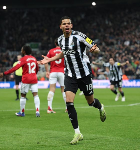 El jugador del Newcastle William Osula celebvra el 2-1 durante el partido de la Premier League que han jugado Newcastle United y Manchester United, en Newcastle, Reino Unido. EFE/EPA/ADAM VAUGHAN