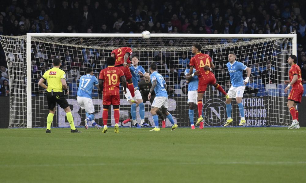 El jugador del Lecce Jamil Siebert (C) logra el 1-0 durante el partido de la Serie A que han jugado SSC Napoli y US Lecce en el Diego Armando Maradona Stadium de Nápoles, Italia. EFE/EPA/CIRO FUSCO