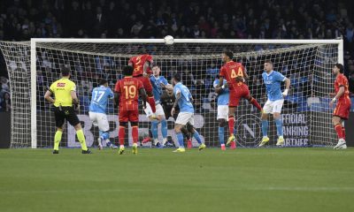 El jugador del Lecce Jamil Siebert (C) logra el 1-0 durante el partido de la Serie A que han jugado SSC Napoli y US Lecce en el Diego Armando Maradona Stadium de Nápoles, Italia. EFE/EPA/CIRO FUSCO