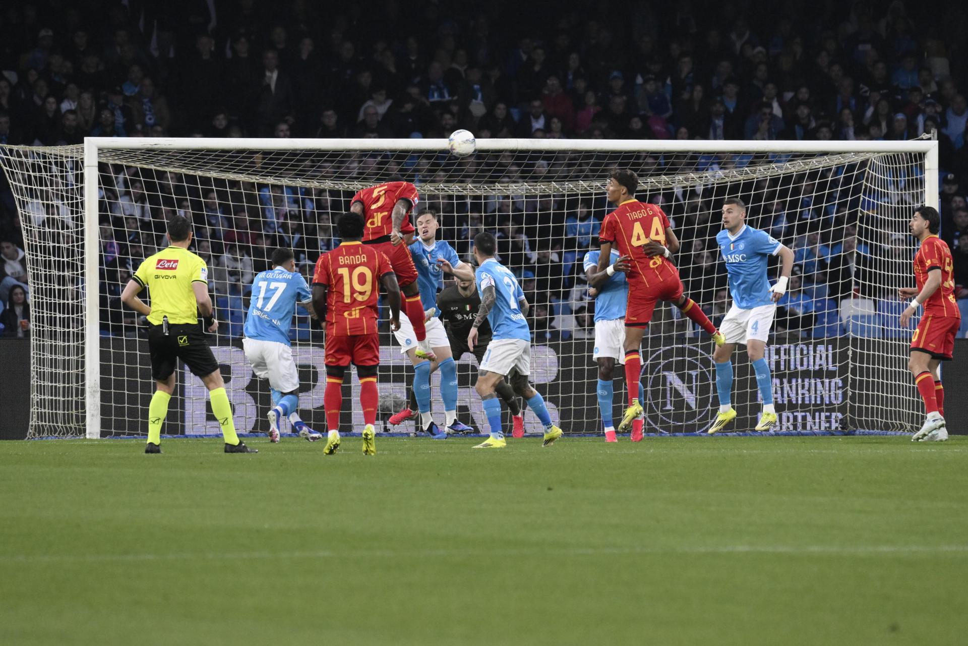 El jugador del Lecce Jamil Siebert (C) logra el 1-0 durante el partido de la Serie A que han jugado SSC Napoli y US Lecce en el Diego Armando Maradona Stadium de Nápoles, Italia. EFE/EPA/CIRO FUSCO