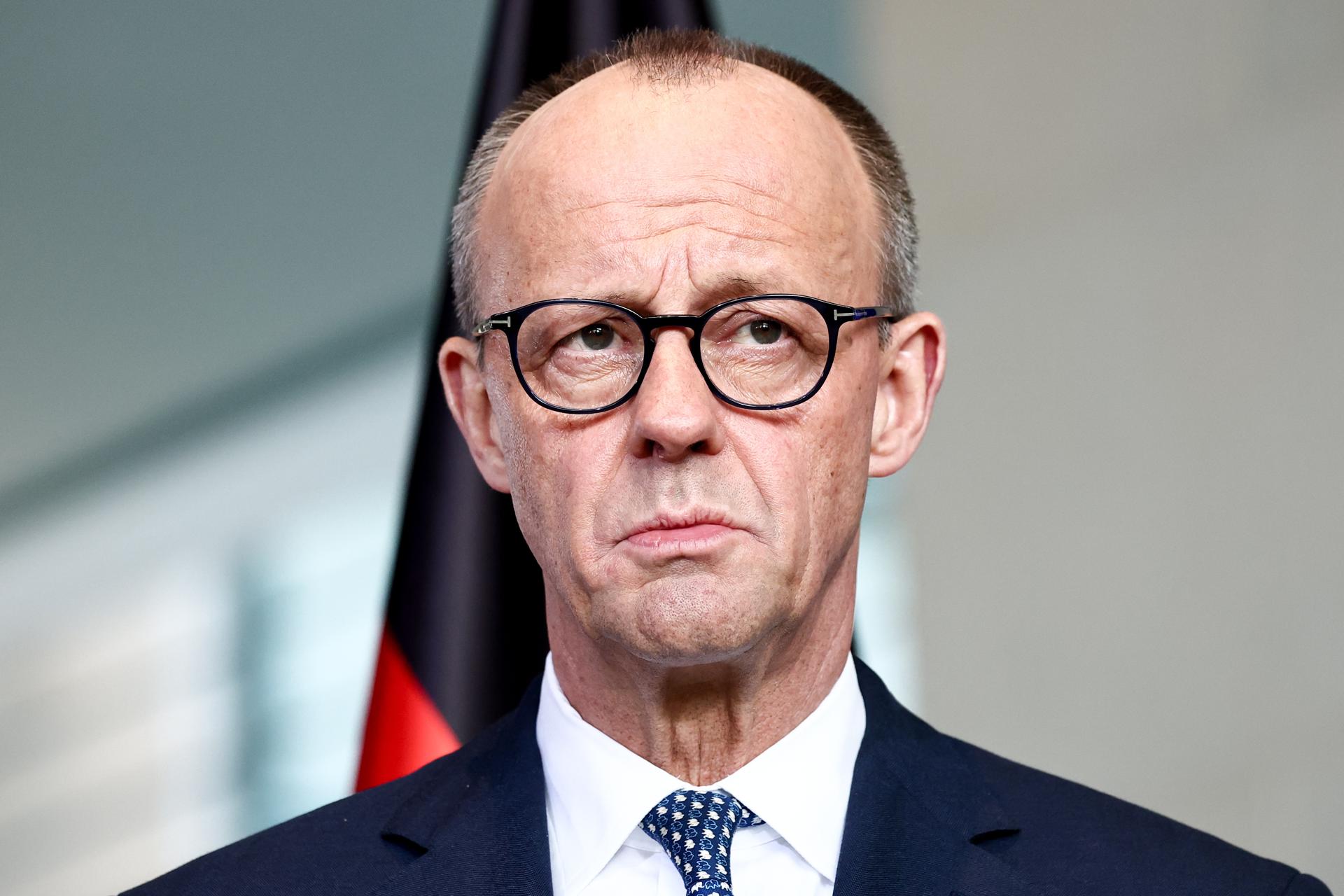 El canciller alemán Friedrich Merz asiste a una conferencia de prensa conjunta con el primer ministro holandés Rob Jetten (no aparece en la foto) en la Cancillería en Berlín, Alemania, 16 de marzo de 2026. Jetten realiza su primera visita a Berlín para fortalecer las relaciones bilaterales como nuevo primer ministro de los Países Bajos. (Alemania, Países Bajos; Holanda) EFE/EPA/FILIP SINGER
