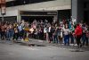 Personas esperan en una parada de autobús este 16 de marzo de 2026, durante un paro de transporte en Caracas (Venezuela). EFE/ Ronald Peña R
