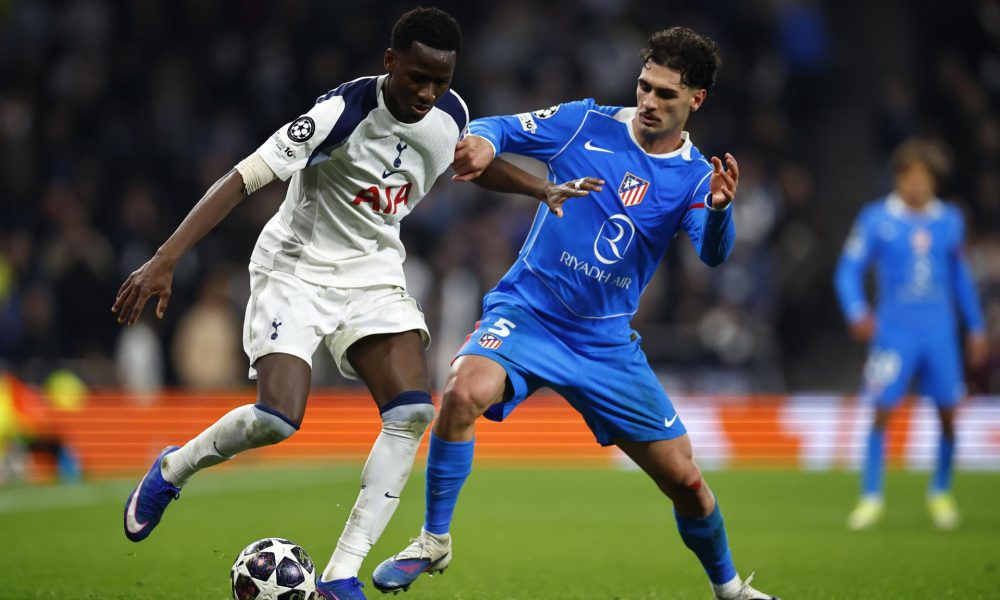 El jugador del Tottenham Pape Sarr (i) disputa el balón con Johnny Cardoso (d), del Atlético de Madrid, durante el partido de vuelta de los octavos de final de la Liga de Campeones entre el Tottenham Hotspur y el Atlético de Madrid en Londres (Reino Unido). EFE/TOLGA AKMEN