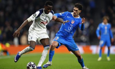 El jugador del Tottenham Pape Sarr (i) disputa el balón con Johnny Cardoso (d), del Atlético de Madrid, durante el partido de vuelta de los octavos de final de la Liga de Campeones entre el Tottenham Hotspur y el Atlético de Madrid en Londres (Reino Unido). EFE/TOLGA AKMEN