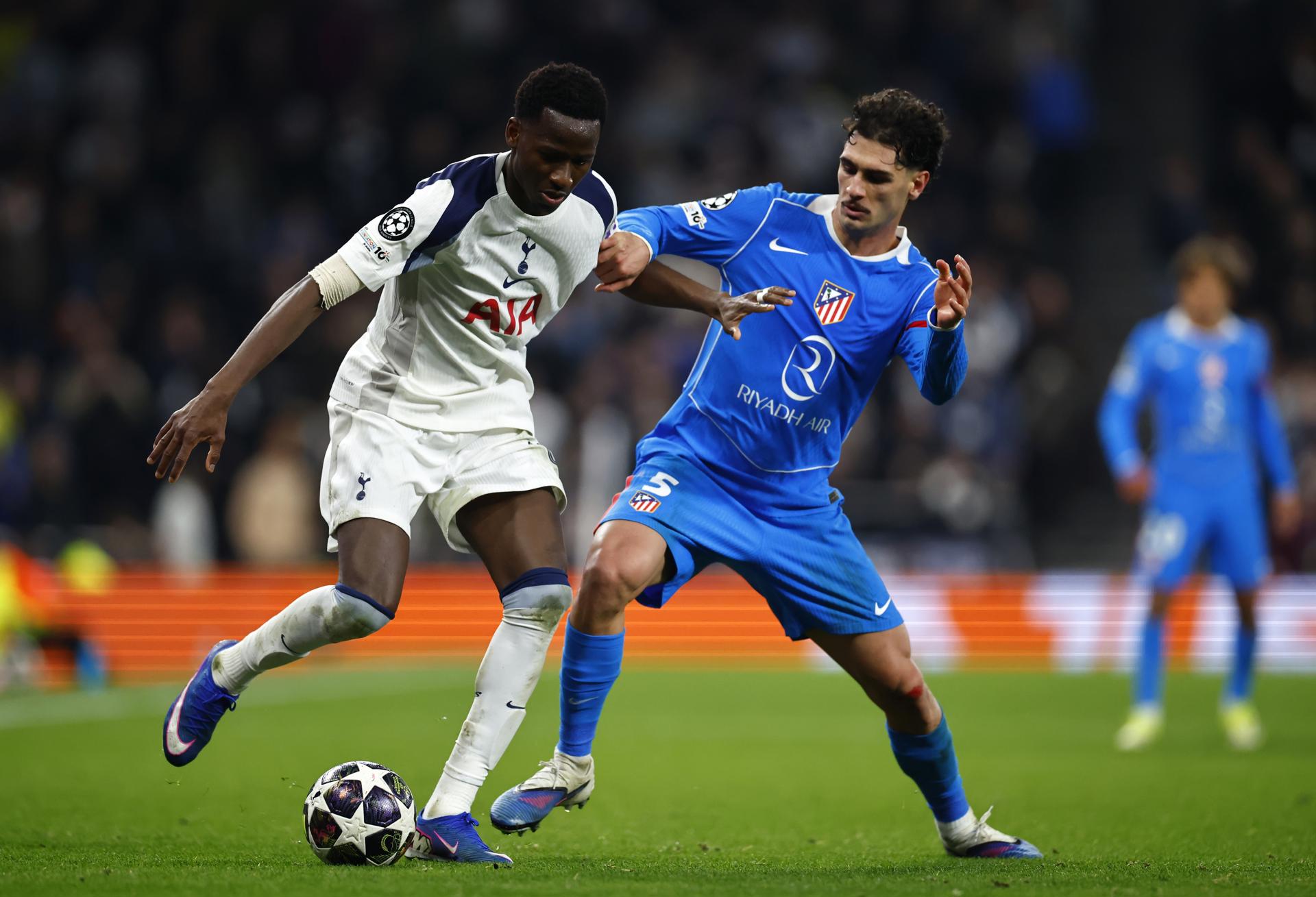 El jugador del Tottenham Pape Sarr (i) disputa el balón con Johnny Cardoso (d), del Atlético de Madrid, durante el partido de vuelta de los octavos de final de la Liga de Campeones entre el Tottenham Hotspur y el Atlético de Madrid en Londres (Reino Unido). EFE/TOLGA AKMEN