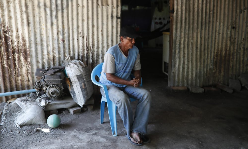 Fotografía del 11 de marzo de 2026 que muestran a Miguel Ángel Vega hablando durante una entrevista con EFE en la zona rural cantón Sisiguayo, Jiquilisco (El Salvador). EFE/ Rodrigo Sura