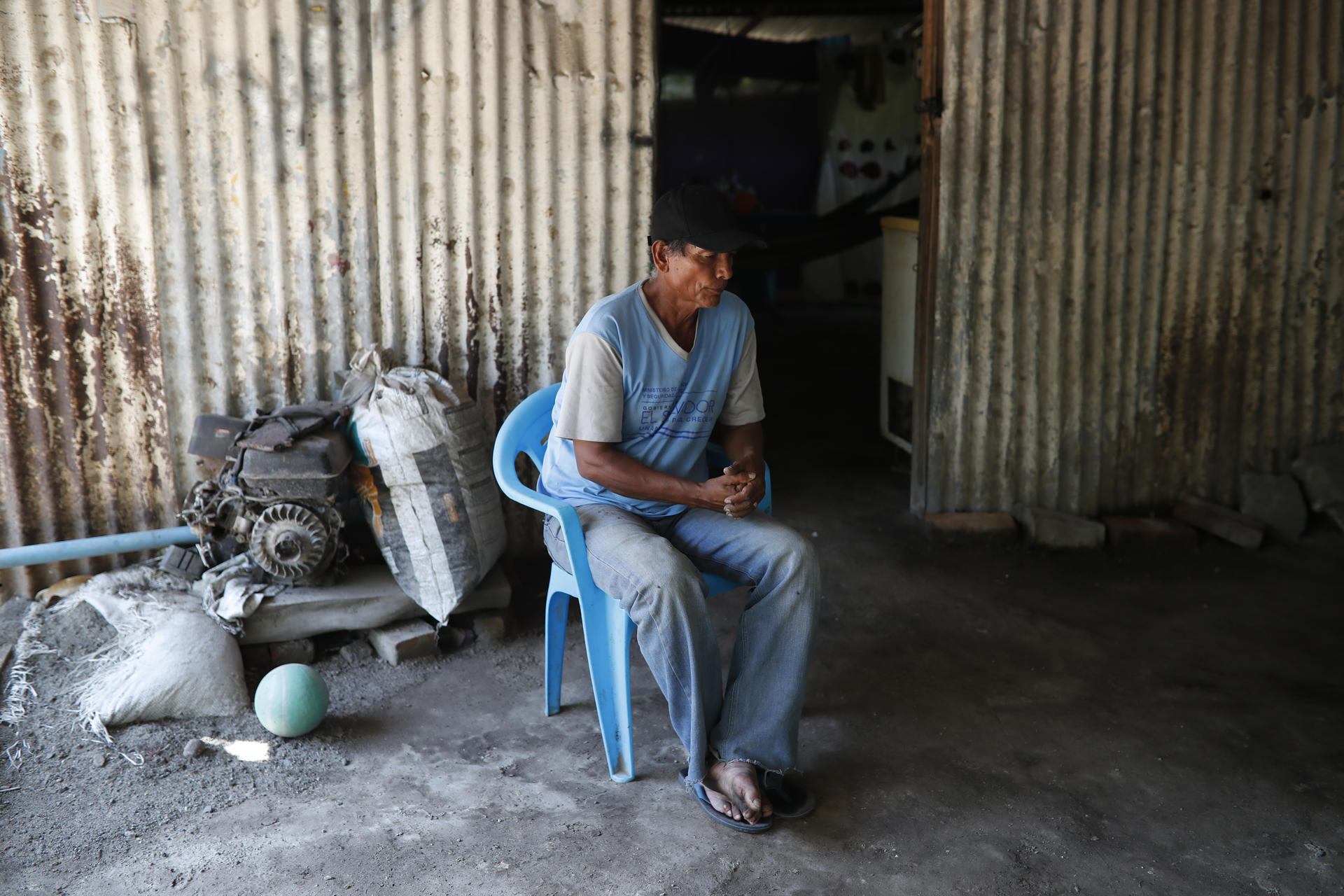 Fotografía del 11 de marzo de 2026 que muestran a Miguel Ángel Vega hablando durante una entrevista con EFE en la zona rural cantón Sisiguayo, Jiquilisco (El Salvador). EFE/ Rodrigo Sura