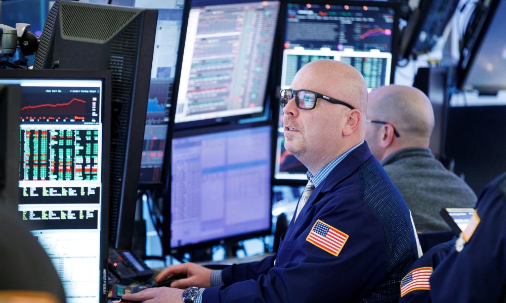 Corredores trabajan en la Bolsa de Nueva York (EE.UU.), en una fotografía de archivo. EFE/Justin Lane