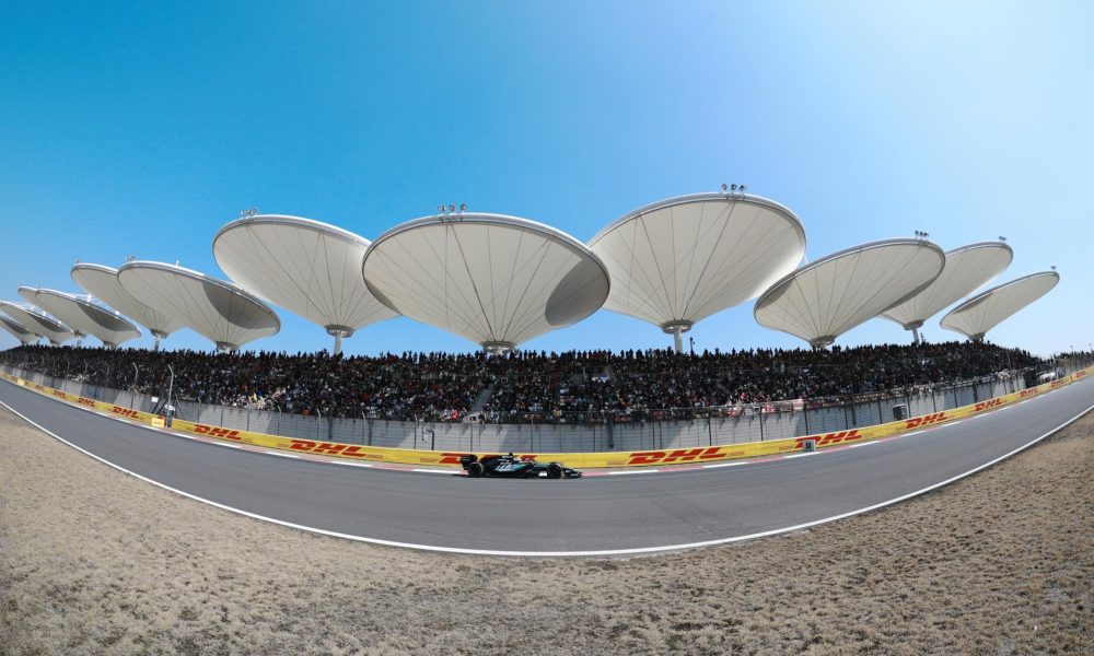 El británico George Russell (Mercedes) aseguró que la carrera al esprint del Gran Premio de China, de la que se proclamó ganador este sábado, fue "muy emocionante" ante el duelo que mantuvo con sus dos perseguidores, los Ferrari del monegasco Charles Leclerc y de su compatriota Lewis Hamilton. EFE/EPA/ALEX PLAVEVSKI