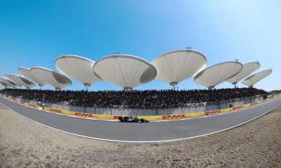 El británico George Russell (Mercedes) aseguró que la carrera al esprint del Gran Premio de China, de la que se proclamó ganador este sábado, fue "muy emocionante" ante el duelo que mantuvo con sus dos perseguidores, los Ferrari del monegasco Charles Leclerc y de su compatriota Lewis Hamilton. EFE/EPA/ALEX PLAVEVSKI