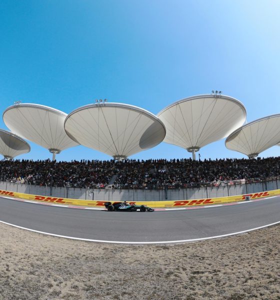 El británico George Russell (Mercedes) aseguró que la carrera al esprint del Gran Premio de China, de la que se proclamó ganador este sábado, fue "muy emocionante" ante el duelo que mantuvo con sus dos perseguidores, los Ferrari del monegasco Charles Leclerc y de su compatriota Lewis Hamilton. EFE/EPA/ALEX PLAVEVSKI