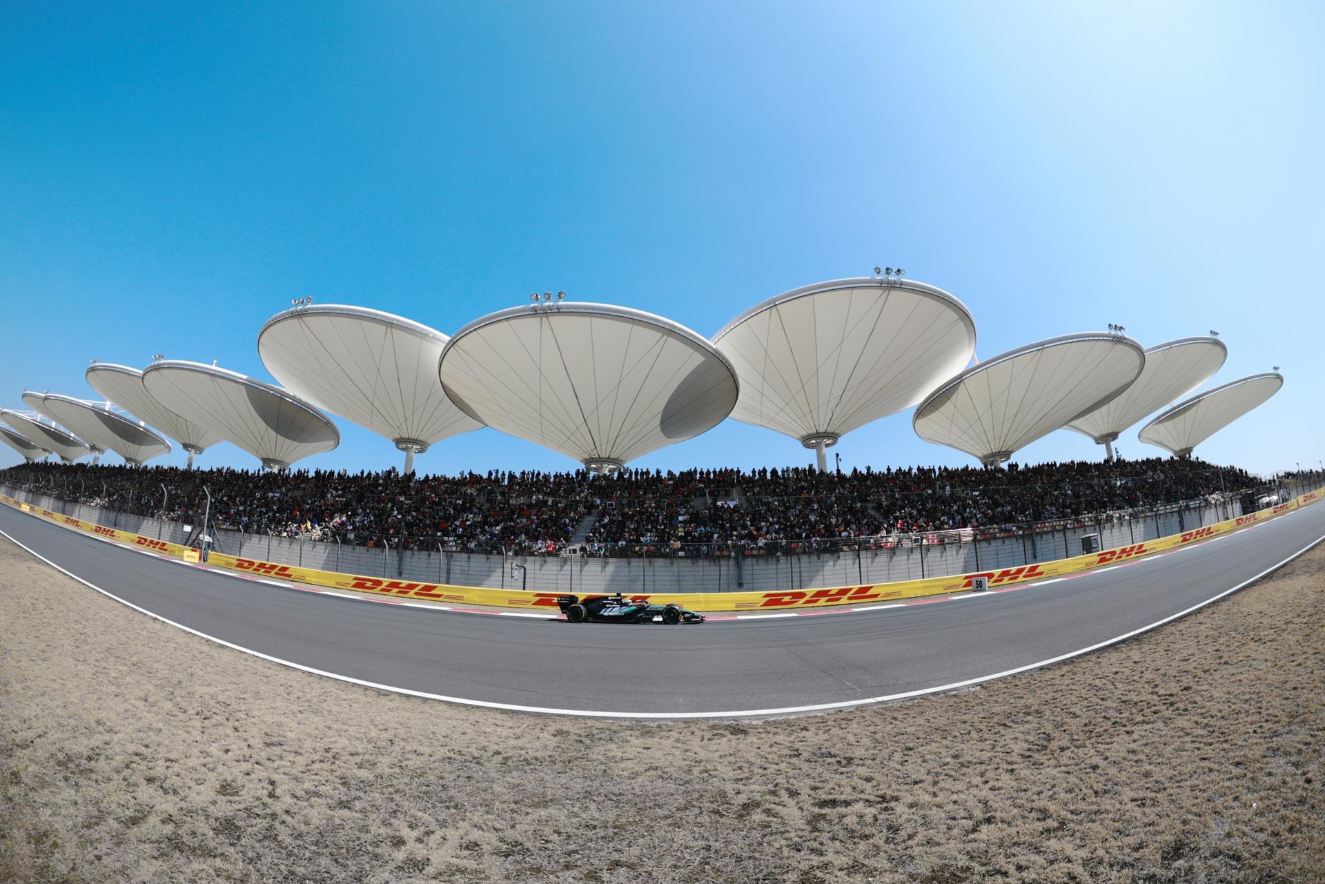 El británico George Russell (Mercedes) aseguró que la carrera al esprint del Gran Premio de China, de la que se proclamó ganador este sábado, fue "muy emocionante" ante el duelo que mantuvo con sus dos perseguidores, los Ferrari del monegasco Charles Leclerc y de su compatriota Lewis Hamilton. EFE/EPA/ALEX PLAVEVSKI