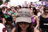 Mujeres participan en la marcha de la conmemoración del Día Internacional de la Mujer 8M este domingo, en Río de Janeiro (Brasil). EFE/ André Coelho
