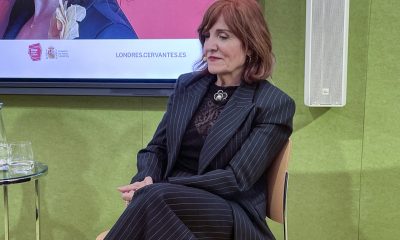 La escritora española Elvira Lindo reivindica que "el derecho a meter la pata" debería ser un "derecho constitucional" frente a la ola de corrección política y la supremacía de las redes sociales, donde cada cosa que ella dice o escribe genera una cadena de reacciones que muchas veces prefiere ignorar, según cuenta en una entrevista en Londres. EFE/Luis Campello