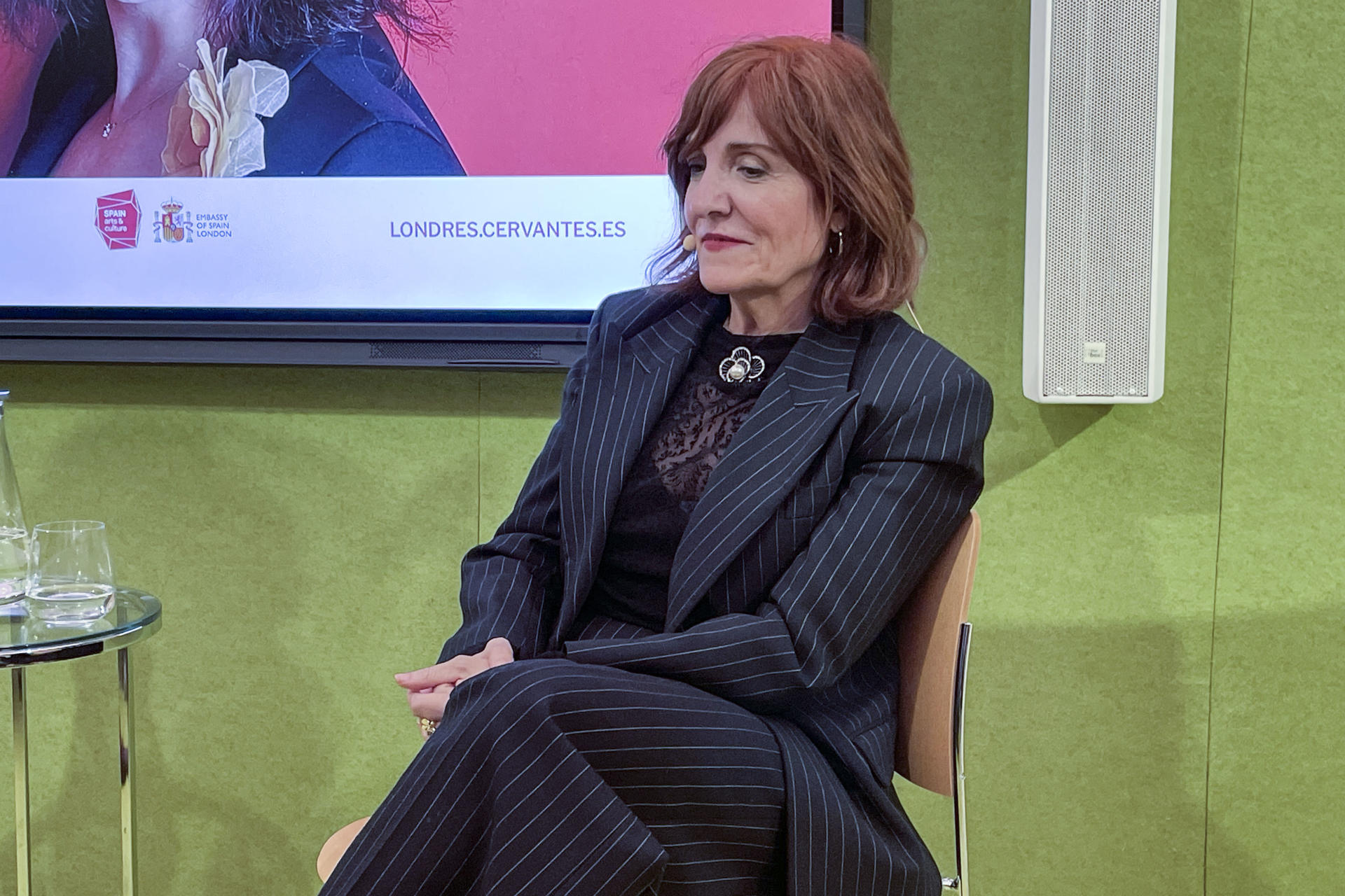 La escritora española Elvira Lindo reivindica que "el derecho a meter la pata" debería ser un "derecho constitucional" frente a la ola de corrección política y la supremacía de las redes sociales, donde cada cosa que ella dice o escribe genera una cadena de reacciones que muchas veces prefiere ignorar, según cuenta en una entrevista en Londres. EFE/Luis Campello