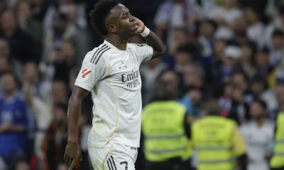 El delantero del Real Madrid Vinicius Junior celebra tras marcar el 3-2, durante el partido de la jornada 29 de LaLiga que Real Madrid y Atlético de Madrid disputaron en el estadio Santiago Bernabéu. EFE/Juanjo Martín