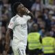 El delantero del Real Madrid Vinicius Junior celebra tras marcar el 3-2, durante el partido de la jornada 29 de LaLiga que Real Madrid y Atlético de Madrid disputaron en el estadio Santiago Bernabéu. EFE/Juanjo Martín