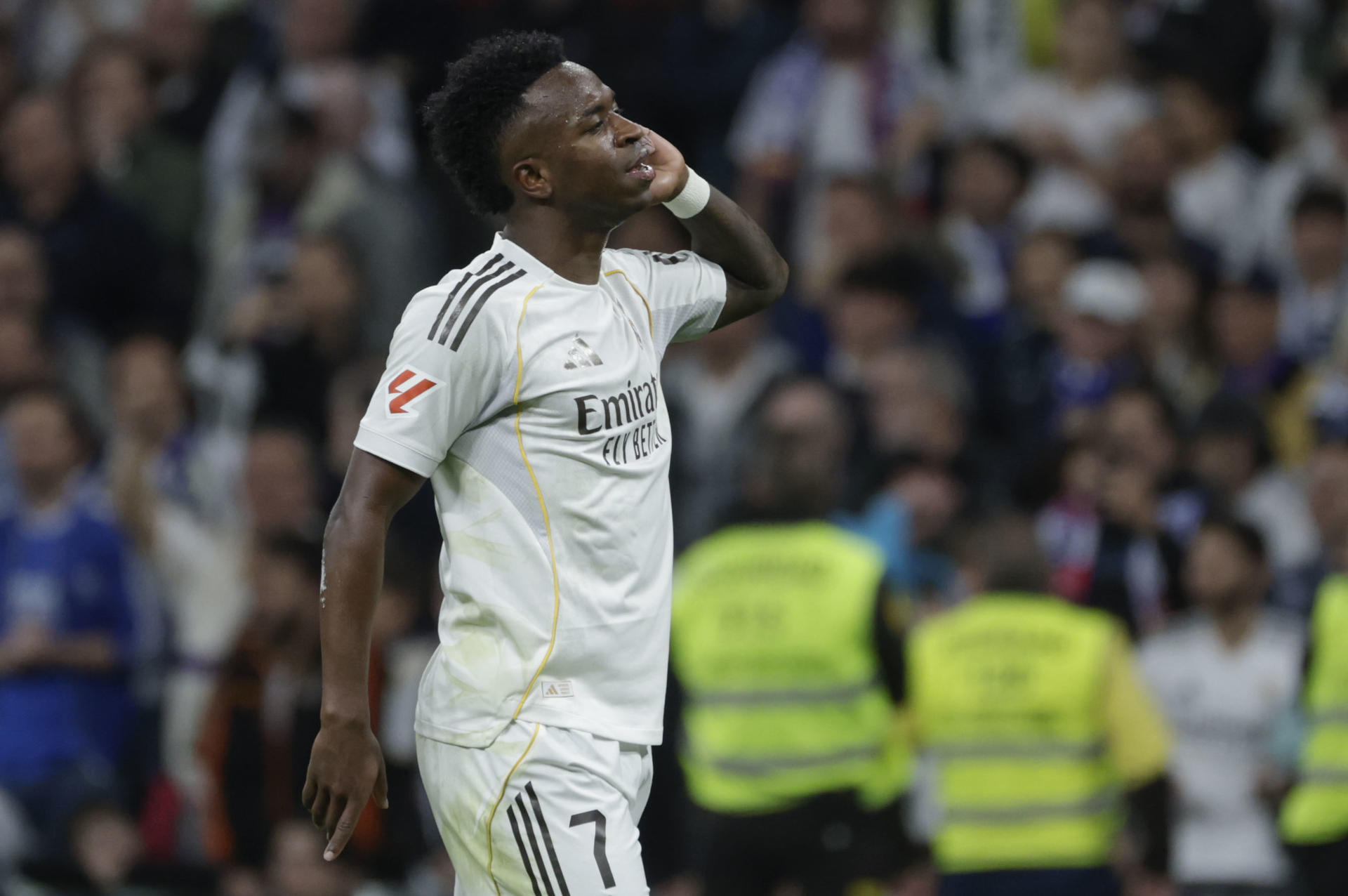 El delantero del Real Madrid Vinicius Junior celebra tras marcar el 3-2, durante el partido de la jornada 29 de LaLiga que Real Madrid y Atlético de Madrid disputaron en el estadio Santiago Bernabéu. EFE/Juanjo Martín