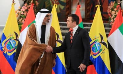 Fotografía cedida por la Presidencia de Ecuador de su mandatario Daniel Noboa (d) estrechando la mano con el príncipe heredero de Abu Dabi, Khaled Bin Mohamed Bin Zayed Al Nahyan, este domingo, en el Palacio de Carondelet en Quito (Ecuador). EFE/ Presidencia de Ecuador / SOLO USO EDITORIAL/ NO VENTAS/ SOLO DISPONIBLE PARA ILUSTRAR LA NOTICIA QUE ACOMPAÑA (CRÉDITO OBLIGATORIO)