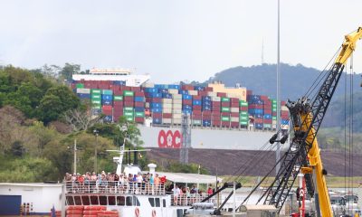 Fotografía que muestra un barco de carga pasando por el Canal de Panamá este martes, en Ciudad de Panamá (Panamá). El Canal de Panamá aspira que los primeros reasentamientos de familias impactadas por el proyecto de construcción de un tercer embalse que alimente la vía interoceánica, la única de agua dulce del mundo, comiencen alrededor de mayo de 2027, afirmaron fuentes oficiales. EFE/ Carlos Lemos