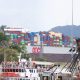 Fotografía que muestra un barco de carga pasando por el Canal de Panamá este martes, en Ciudad de Panamá (Panamá). El Canal de Panamá aspira que los primeros reasentamientos de familias impactadas por el proyecto de construcción de un tercer embalse que alimente la vía interoceánica, la única de agua dulce del mundo, comiencen alrededor de mayo de 2027, afirmaron fuentes oficiales. EFE/ Carlos Lemos