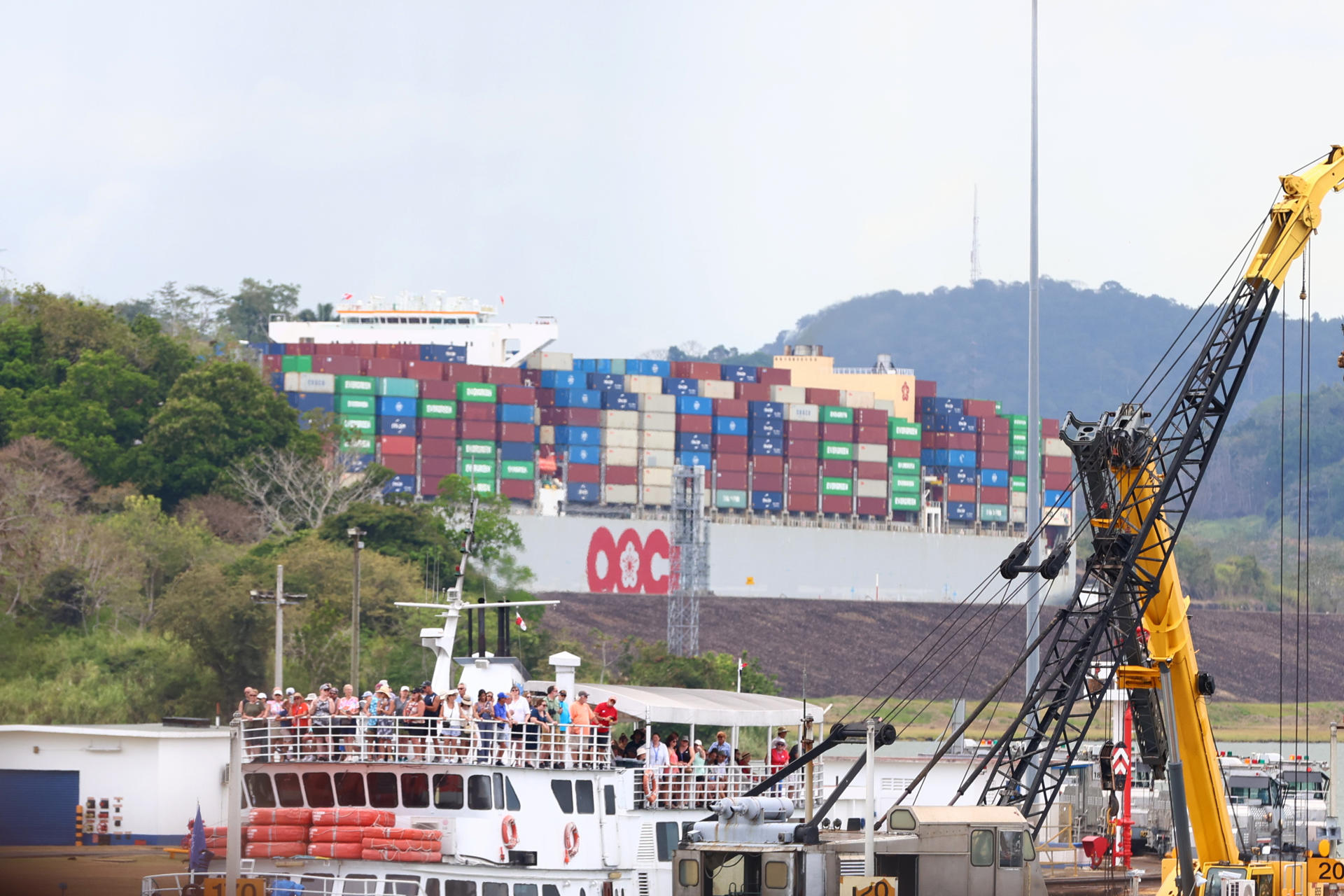 Fotografía que muestra un barco de carga pasando por el Canal de Panamá este martes, en Ciudad de Panamá (Panamá). El Canal de Panamá aspira que los primeros reasentamientos de familias impactadas por el proyecto de construcción de un tercer embalse que alimente la vía interoceánica, la única de agua dulce del mundo, comiencen alrededor de mayo de 2027, afirmaron fuentes oficiales. EFE/ Carlos Lemos