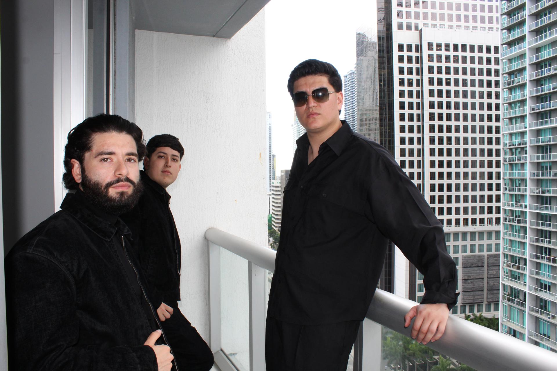 Fotografía del 18 de febrero de 2026 que muestra a integrantes de la banda californiana Clave Especial, Rogelio González (d), Leonardo Lomeli (c) y Alejandro Ahumada, posando en una entrevistacon EFE en Miami (EE.UU). EFE/ Pedro Pablo Cortés