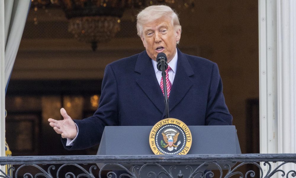 Foto de archivo del presidente de Estados Unidos, Donald Trump, que pronuncia un discurso ante agricultores y ganaderos durante un evento en el Jardín Sur de la Casa Blanca, en Washington D. C., Estados Unidos, el 27 de marzo de 2026. E . EFE/SHAWN THEW / POOL