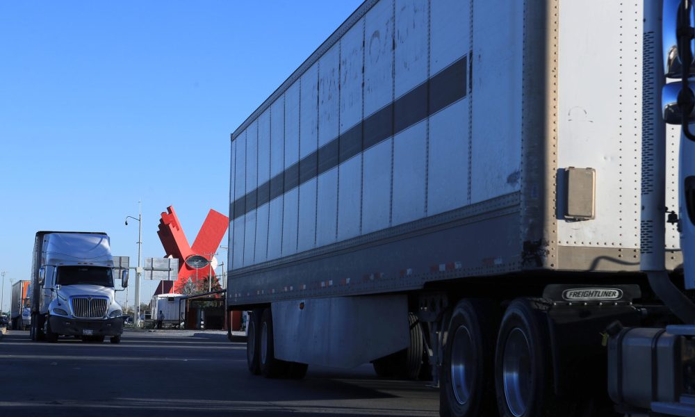 Fotografía de archivo donde se observan camiones en Ciudad Juárez (México). EFE/ Luis Torres